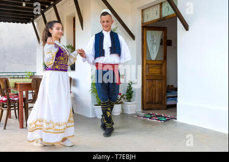 Groupe folklorique local en tenue traditionnelle démonstration de danse nationale albanaise, Berat, Albanie Banque D'Images