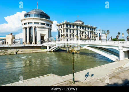 Les bâtiments du gouvernement, la Police financière, au ministère des Affaires étrangères, de l'Art Bridge, Skopje, Macédoine Banque D'Images