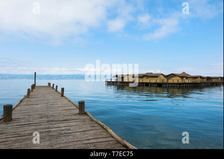 Les os de la baie lacustre musée Archéologique construit sur la plate-forme de 10.000 pieux en bois, golfe d'Os, lac d'Ohrid, Macédoine Banque D'Images