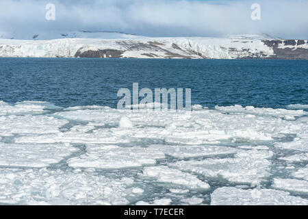 Glacier Hockstetter et banquise, Bjornsundet, île du Spitzberg, archipel du Svalbard, Norvège Banque D'Images