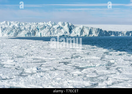 Glacier Hockstetter et banquise, Bjornsundet, île du Spitzberg, archipel du Svalbard, Norvège Banque D'Images