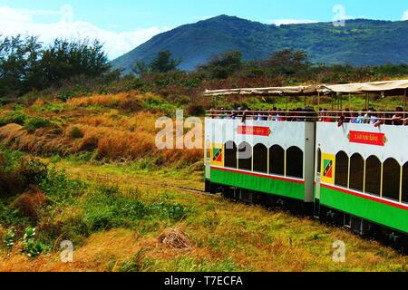 St Kitts, Caraïbes - 1er mars 2018 : La St Kitts Scenic Railway attraction touristique voyages à travers la campagne plein de visites de touristes. Banque D'Images