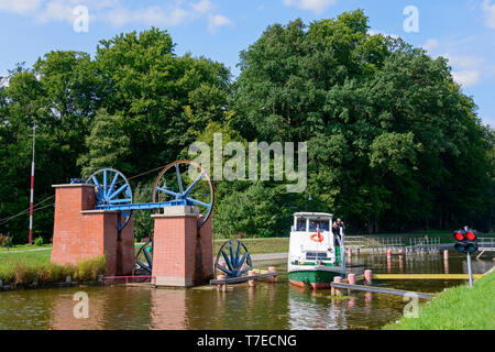 Navire, Elblag-Ostroda Canal, Warmie Mazurie, Pologne Banque D'Images