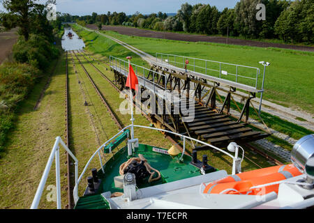 Navire, d'Ostroda Jelenie Elblag-Ostroda, Canal, Warmie Mazurie, Pologne Banque D'Images