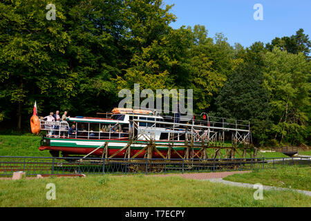 Navire, Buczyniec Elblag-Ostroda, Canal, Warmie Mazurie, Pologne Banque D'Images