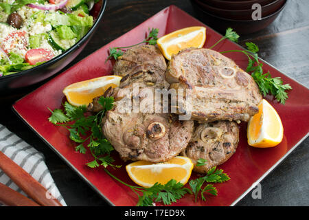 Côtelettes d'agneau grillées avec salade grecque Banque D'Images