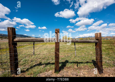 Des fils barbelés et des poteaux de clôture en bois ; pâturage ranch frontière Vandaveer Ranch ; Salida ; Colorado ; USA Banque D'Images