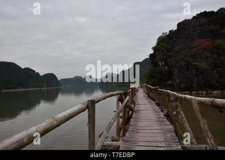 Boardwalk, de pendre, Cat Ba, La Baie d'Halong, Vietnam Banque D'Images