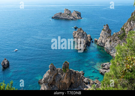 Côte Rocheuse, Paleokastritsa, Corfou, îles Ioniennes, Grèce, Mer Méditerranée Banque D'Images