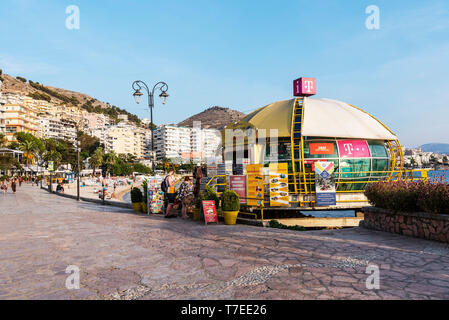 Informations touristiques, promenade, Saranda, Albanie, la Mer Ionienne Banque D'Images
