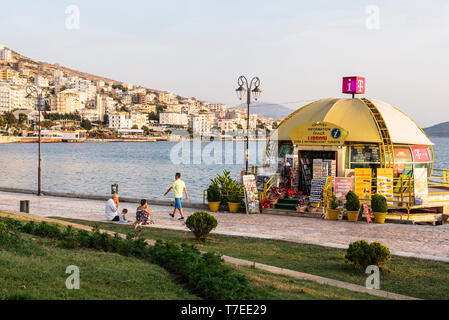 Informations touristiques, promenade, Saranda, Albanie, la Mer Ionienne Banque D'Images