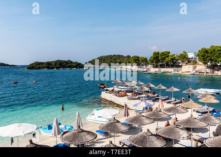 Plage, baie, resort, Ksamil, Saranda, Albanie, la Mer Ionienne Banque D'Images