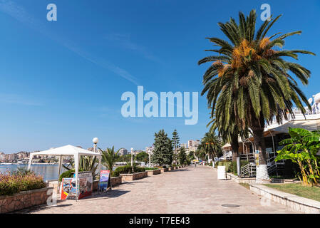 Promenade, Mer Ionienne, Saranda, Albanie Banque D'Images