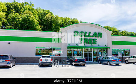 JOHNSON CITY, TN, USA-4/29/19 : Dollar Tree est une chaîne de magasins de rabais divers, dont le siège social est situé à Chesapeake, Virginia, avec plus de 14 000 magasins en th Banque D'Images