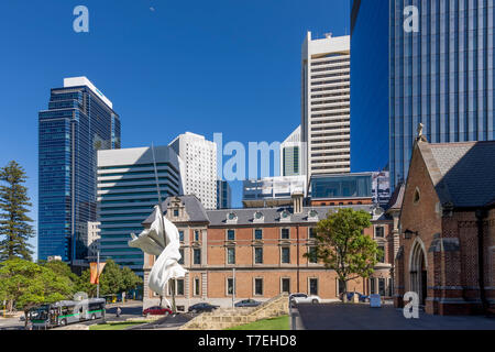 Vue du centre de Perth, Australie occidentale, sur une belle journée ensoleillée avec la lune dans le ciel bleu Banque D'Images