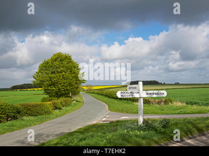 La jonction de route et panneau de signalisation, à l'English Channel, près de Bürglen, East Yorkshire, England UK Banque D'Images