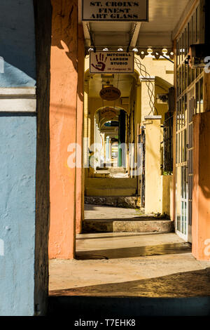 Les trottoirs couverts dans le centre-ville historique de Christiansted, Sainte-Croix, une des îles Vierges américaines. Banque D'Images