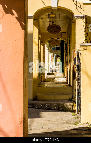 Les trottoirs couverts dans le centre-ville historique de Christiansted, Sainte-Croix, une des îles Vierges américaines. Banque D'Images