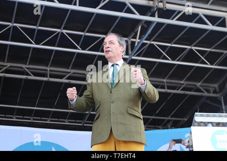 Brexit chef de parti Nigel Farage en parlant à un Brexit Chester rallye parti avant les élections européennes Banque D'Images