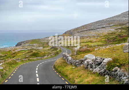 Coastine le long de l'océan Atlantique Nord avec vue sur l'Inis Oírr Aran Island et le paysage rocheux du Burren, comté de Clare, République d'Irlande. Banque D'Images