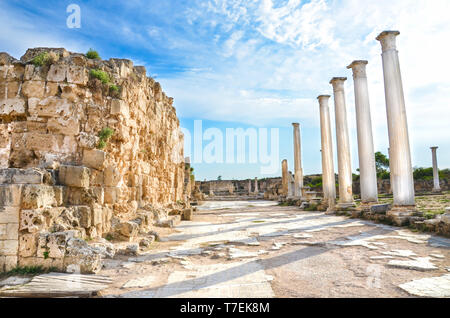 Vue imprenable sur les ruines de Salamis bien conservés dans le nord de Chypre prises avec ciel bleu magique ci-dessus. Banque D'Images