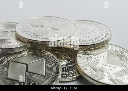 Blockchain cryptocurrency pièces physique entouré avec divers autres altcoins crypto. Banque D'Images