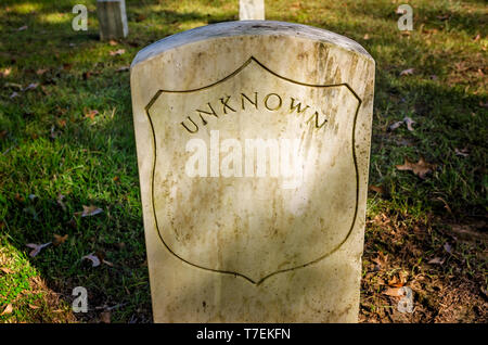 Une pierre tombale marque une guerre civile tombe des soldats au cimetière national de Shiloh Shiloh National Military Park, 21 septembre 2016, à Silo, Tennessee. Banque D'Images