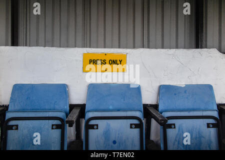 Vieux, sièges vides à un amateur de football réservée aux 'Press' seulement Banque D'Images