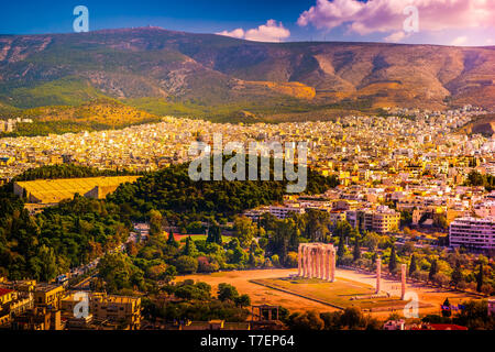 Photo aérienne de l'emblématique piliers de Temple de Zeus Olympien et la célèbre colline de l'Acropole avec le Parthénon chef-d'en haut à l'arrière-plan, Athènes Banque D'Images