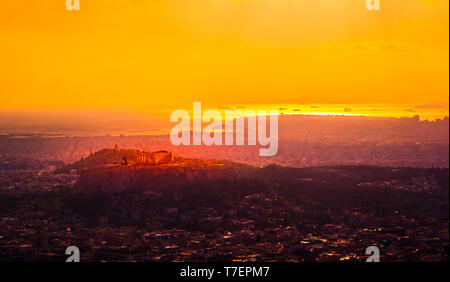 Coucher du soleil sur les toits d'Athènes vue de l'Acropole, avec Lykavitos Mt la Grèce. Beau paysage urbain d'Athènes. Banque D'Images