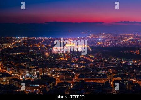Coucher du soleil sur les toits d'Athènes vue de l'Acropole, avec Lykavitos Mt la Grèce. Beau paysage urbain d'Athènes. Banque D'Images