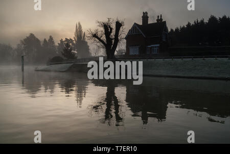 Matin d'automne brumeux sur la Tamise à Shepperton Lock Banque D'Images