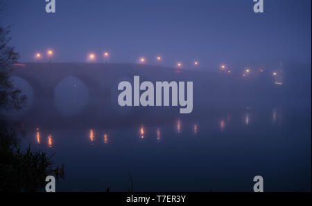 Matin brumeux à Chertsey bridge Banque D'Images