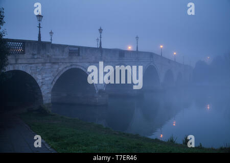 Matin brumeux à Chertsey bridge Banque D'Images