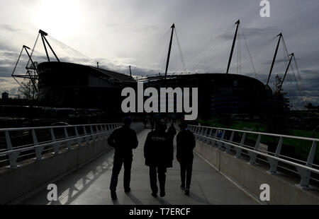 Fans font leur chemin à l'Etihad Stadium, Manchester. Banque D'Images