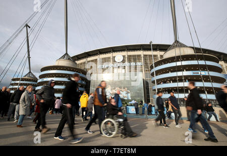 Fans arrivent pour le premier match de championnat à l'Etihad Stadium, Manchester.