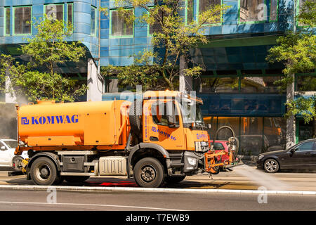 PRAGUE, RÉPUBLIQUE TCHÈQUE - Juillet 2018 : un camion-citerne dans une rue de centre-ville de Prague de pulvériser de l'eau froide sur les voies de tram pour les refroidir en blé chaud Banque D'Images