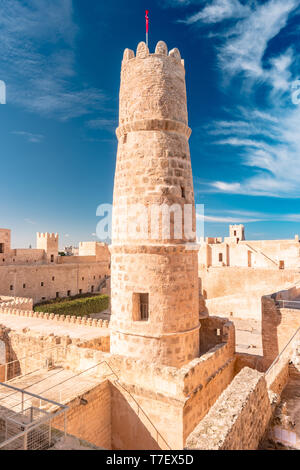 La forteresse médiévale avec sa grande cour est l'une des attractions principales dans le Nord de l'Afrique, Monastir, Tunisie. Banque D'Images