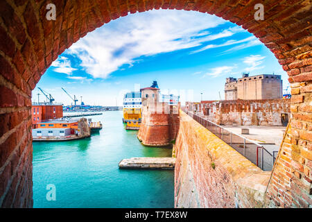 Vue sur le monument de la Fortezza Vecchia, une ancienne forteresse avec une tour située dans la province de Livourne, une ville portuaire sur la mer Ligure en Toscane, Italie. Banque D'Images
