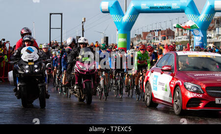 UK Sport : course à vélo pour femmes Tour de Yorkshire en 2019. La femelle cavaliers faisaient face à un démarrage humide froid à Bridlington le 4 mai, mais le soleil s'est montré qu'ils c Banque D'Images