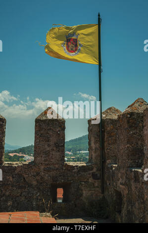 Drapeau avec le blason de la ville en volant dans le vent à Castelo de Vide. Belle ville avec château médiéval à la frontière orientale du Portugal. Banque D'Images