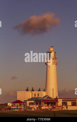 Avis de Flamborough phare au coucher du soleil avec un seul nuage voyageant sur le haut dans le ciel bleu et la lumière rose du soleil couchant, East Yorkshire, UK Banque D'Images