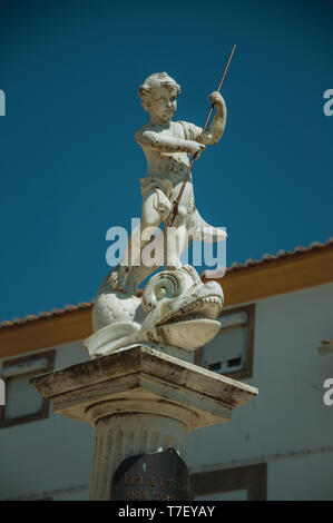 Curieuse statue en marbre sur le dessus de pilier dans une journée ensoleillée à Castelo de Vide. Belle ville avec château médiéval à la frontière orientale du Portugal. Banque D'Images