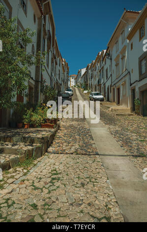 Façade de vieille maisons mitoyennes colorées en cobblestone alley sur pente à Castelo de Vide. Belle ville avec château médiéval à la frontière orientale du Portugal Banque D'Images