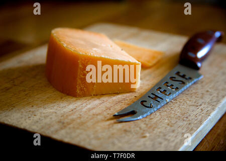 Cuisine italienne traditionnelle - fromage parmesan italien d'âge. Avec le fromage Parmigiano-Reggiano knife on cutting board Banque D'Images