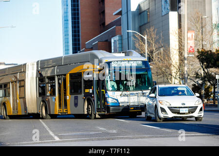 Hamilton, Ontario / Canada - Mai 2019 : Hamilton Street Railway (HSR) bus vu dans le trafic au centre-ville de Hamilton, Ontario. Banque D'Images