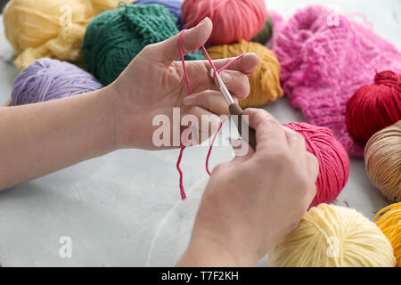 Mature Woman knitting at table, gros plan Banque D'Images