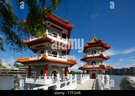 Structure architecturale de pagode jumelle au jardin chinois, situé dans la partie ouest de Singapour. Banque D'Images