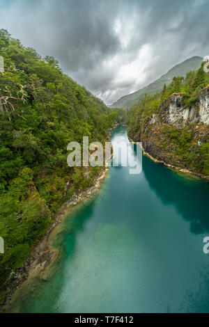 Un paysage extraordinaire à Patagonie chilienne, au nord de la rivière Puelo se déplace autour de la gorge étroite avec ses eaux turquoises sur un environnement idyllique Banque D'Images