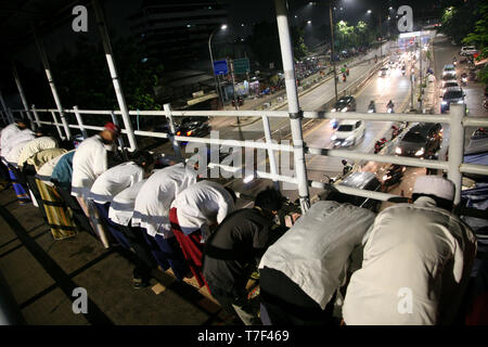 Jakarta, Indonésie. Le 05 mai, 2019. Les résidents d'effectuer la première prière de tarawih au croisement pont du Gembrong, zone de marché Jatinegara, est de Jakarta, le Dimanche 05/05/2019. Le gouvernement prévoit que 1 Ramadan 1440 Hijriah tombe le dimanche, Mai 5, 2019. Widyo Rumpoko Crédit : Kuncoro/Pacific Press/Alamy Live News Banque D'Images